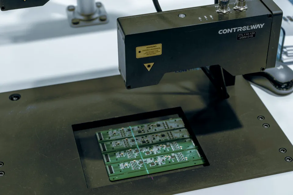 Sistema automático inspeccionando componentes electrónicos