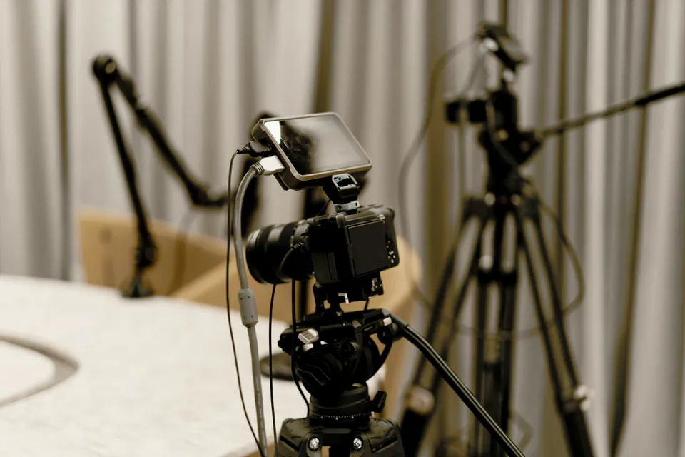 Cámara profesional preparada para producir contenido audiovisual